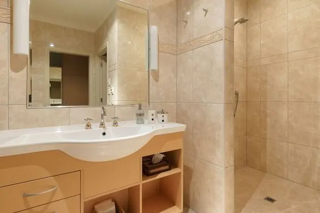 Luxury Süit, 1 En Büyük (King) Boy Yatak, Özel Banyo, Kısmi Göl Manzaralı
