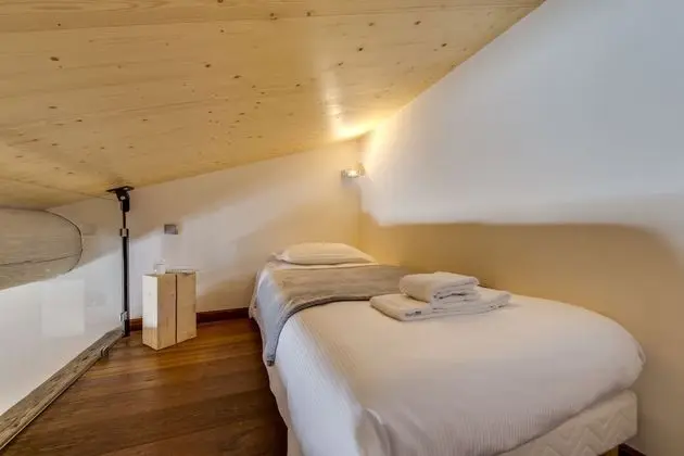 Üç Kişilik Oda, Asma Kat