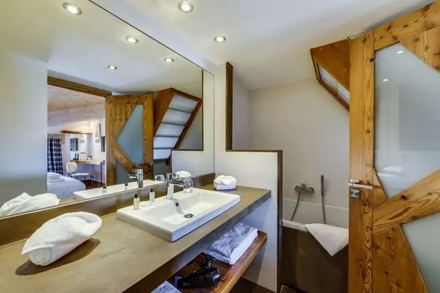 Üç Kişilik Oda, Asma Kat