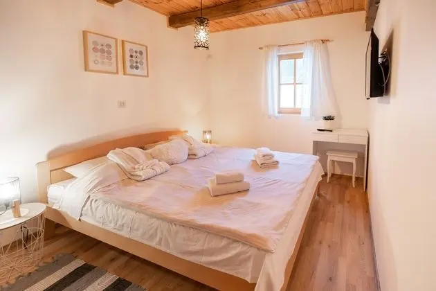 Family Dağ Evi, Birden Çok Yatak, 2 Banyolu, Bahçeli (Chalet Markoci With Hot Tub)