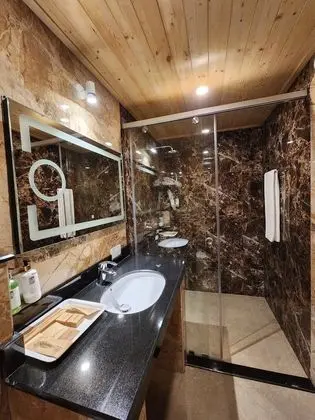 Tek Büyük Yataklı Oda, Sigara İçilebilir, Dağ Manzaralı
