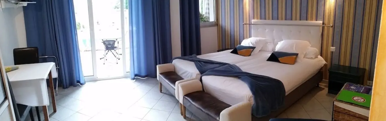 Comfort Oda, Teras, Havuz Manzaralı (Cezanne)