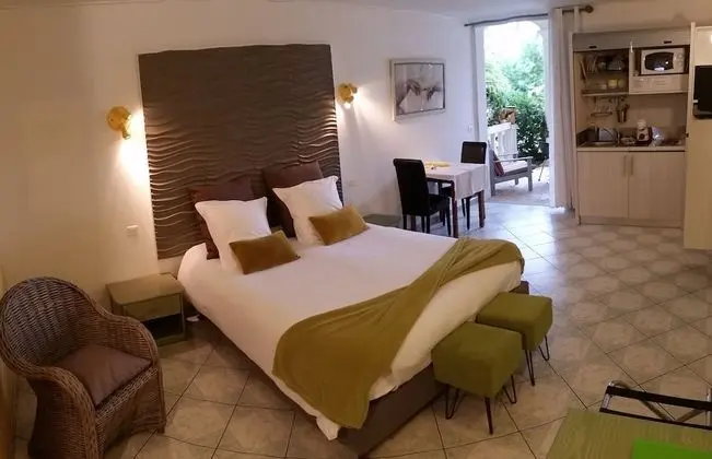 Comfort Oda, Teras, Havuz Manzaralı (Fragonard)