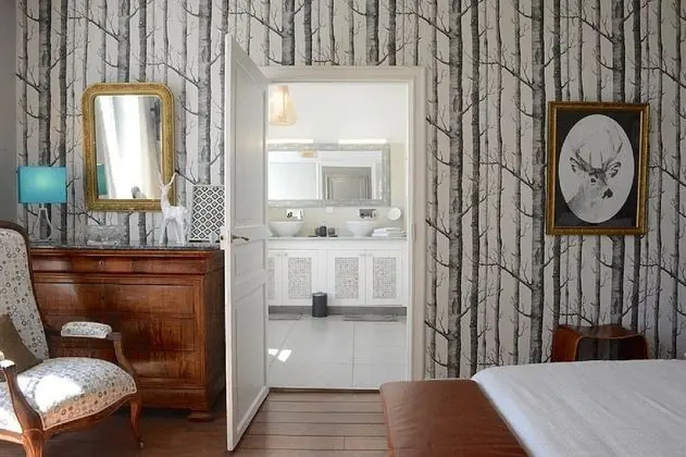 Üç Kişilik Oda (Lorsque la Douce Nuit)