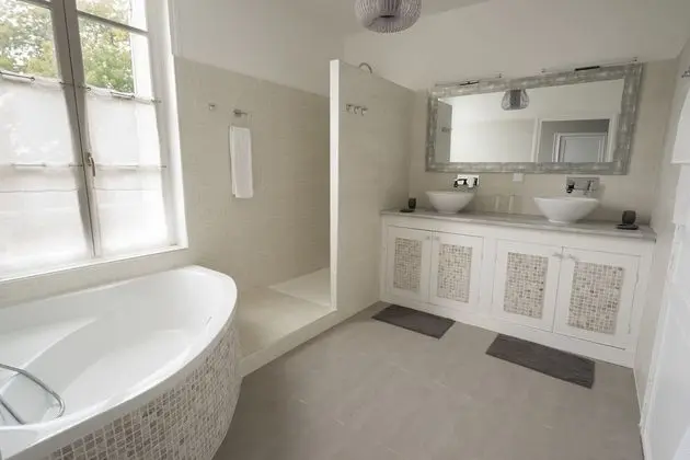 Üç Kişilik Oda (Lorsque la Douce Nuit)