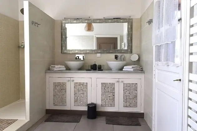 Üç Kişilik Oda (Lorsque la Douce Nuit)