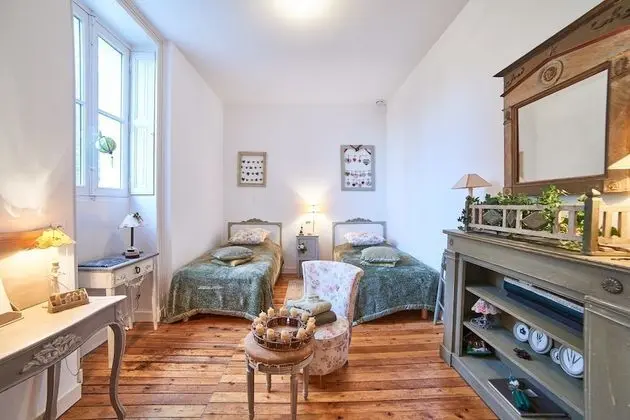 Tek Büyük veya İki Ayrı Yataklı Oda, Ortak Banyo (Jade)