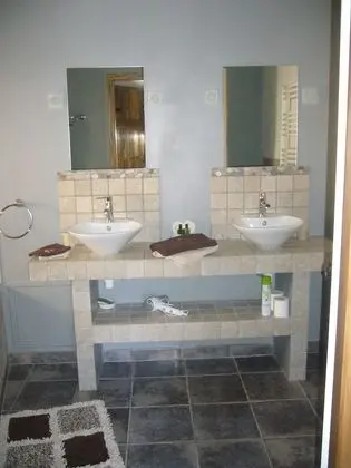 Tek Büyük Yataklı Oda (Romance)