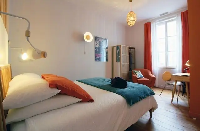 Luxury Tek Büyük Yataklı Oda, Banyolu/Duşlu, Şehir Manzaralı (Orange Tangerine)