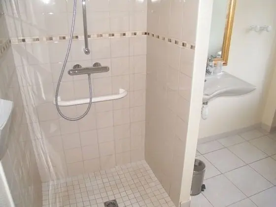 Tek Büyük veya İki Ayrı Yataklı Oda, Engellilere Uygun, Zemin Kat (Chambre Guillaume de Glos)