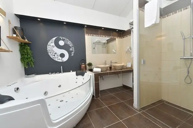 Luxury Tek Büyük Yataklı Oda, Banyolu/Duşlu, Bahçe Manzaralı (Chambre Zen)