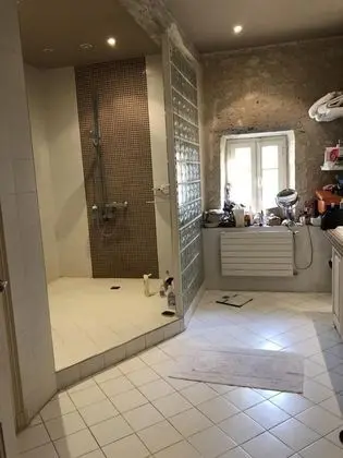 Tek Büyük Yataklı Oda (N°2 - Private shower, shared toilets)