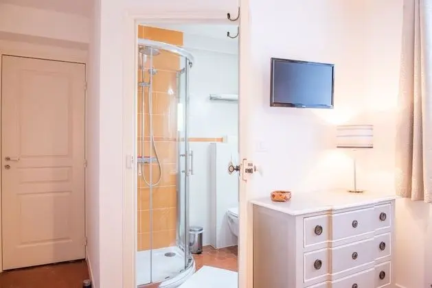 Standard Tek Büyük Yataklı Oda, Banyolu/Duşlu, Bahçe Manzaralı (Chambre Citron)