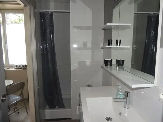 Comfort Tek Büyük veya İki Ayrı Yataklı Oda, Özel Banyo, Zemin Kat