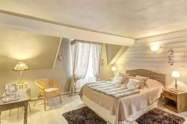 Üç Kişilik Oda, Birden Çok Yatak (Etouppe de lin)