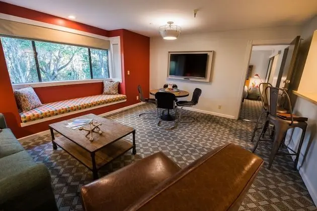 Deluxe King Suite Forest View
