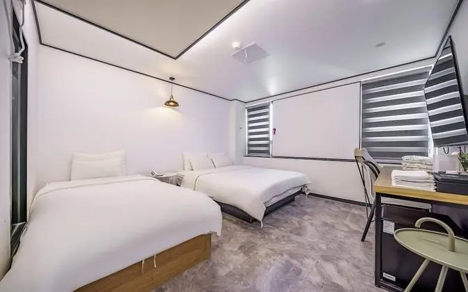 Oda (Spacious twin room (single + double))