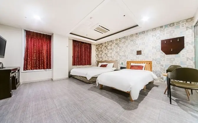 Oda (Twin Room (King and Single Bed))