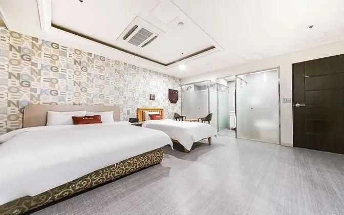 Oda (Twin Room (King and Single Bed))