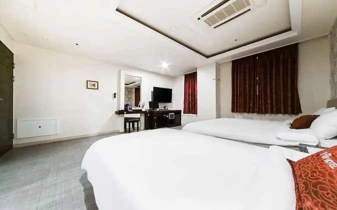 Oda (Twin Room (King and Single Bed))