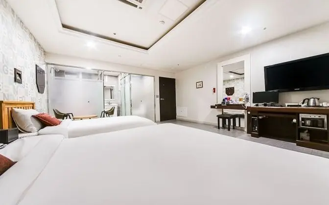 Oda (Twin Room (King and Single Bed))