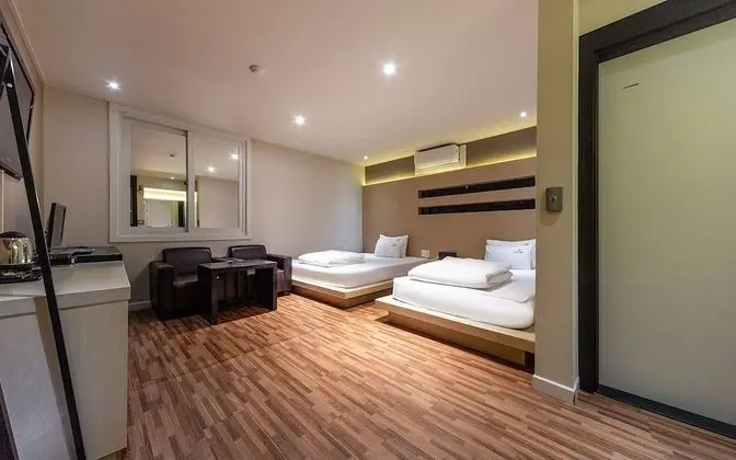 Oda (Twin (Double+Single Bed))