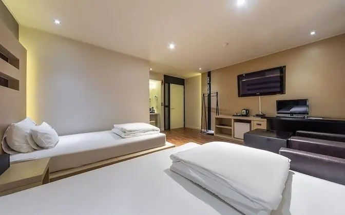 Oda (Twin (Double+Single Bed))