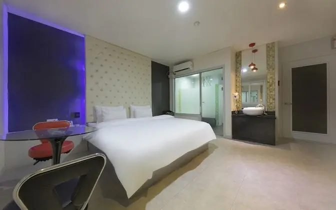 Oda (Deluxe (Air Purifier Bidet 55-inch TV)