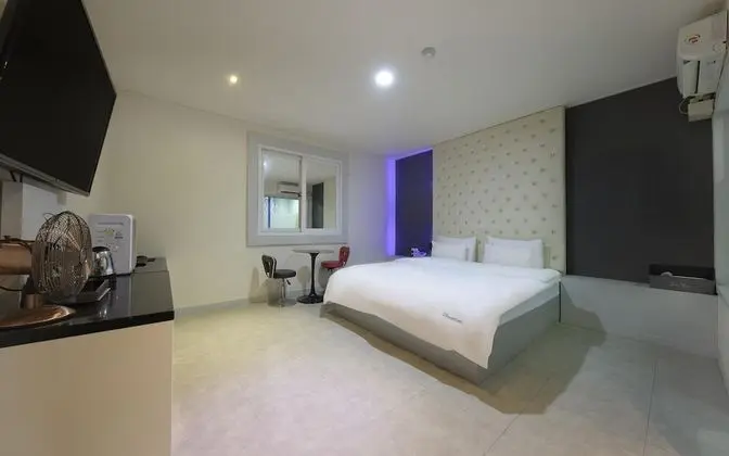 Oda (Deluxe (Air Purifier Bidet 55-inch TV)