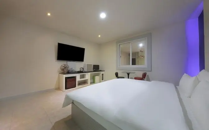 Oda (Deluxe (Air Purifier Bidet 55-inch TV)