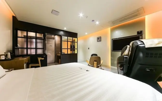 Oda (Premium Massage Chair (Netflix Availa)