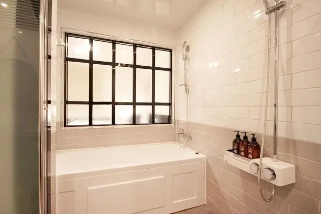 Oda (Standard (Netflix Available Bathtub S)