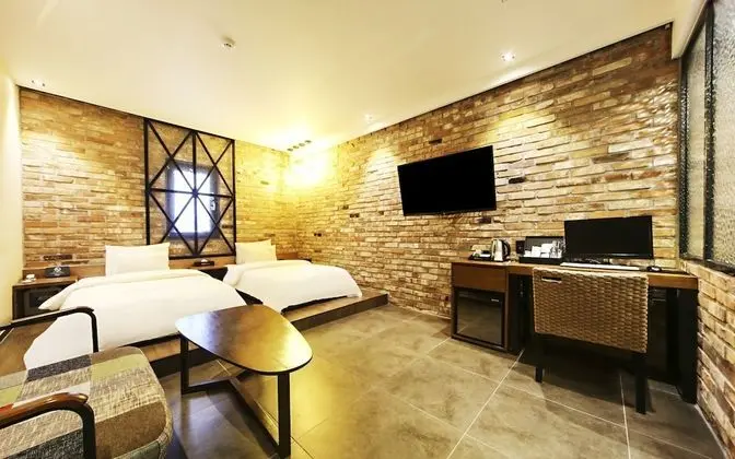 Oda (Deluxe twin (single + single free bre)