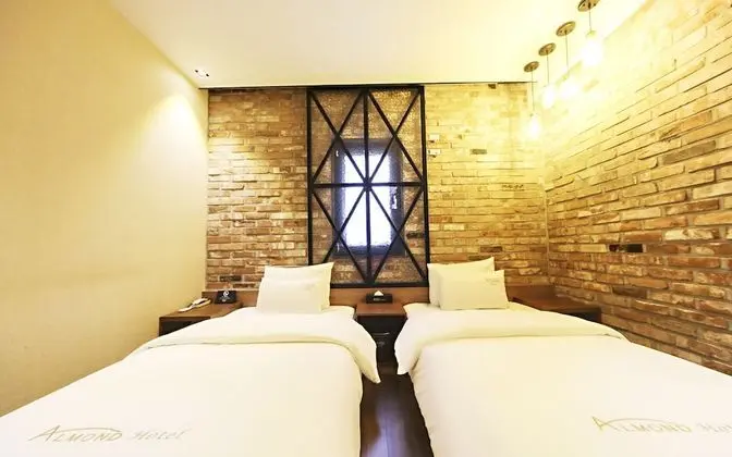 Oda (Deluxe twin (single + single free bre)