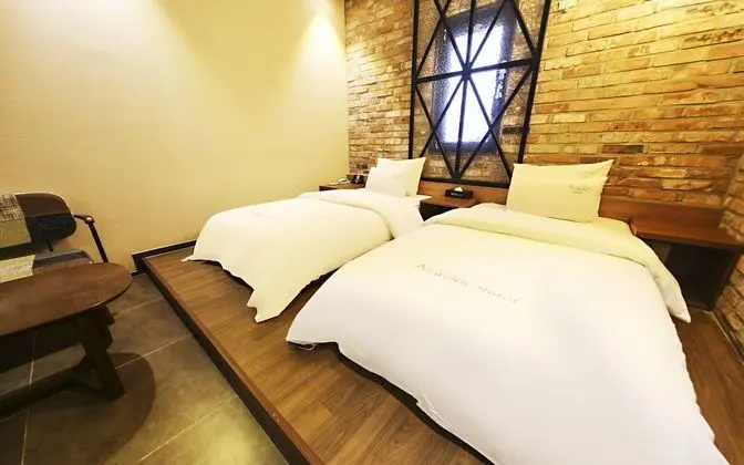 Oda (Deluxe twin (single + single free bre)