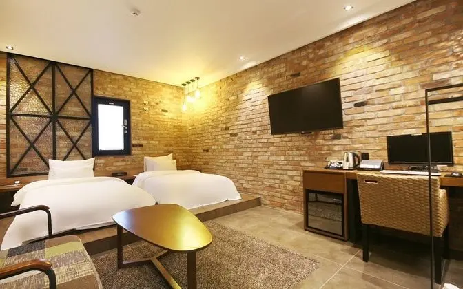 Oda (Deluxe twin (single + single free bre)