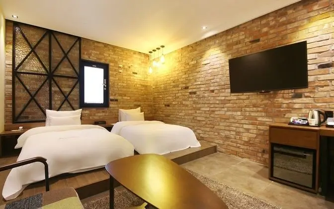 Oda (Deluxe twin (single + single free bre)