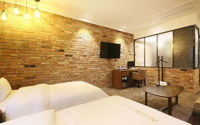 Oda (Deluxe twin (single + single free bre)