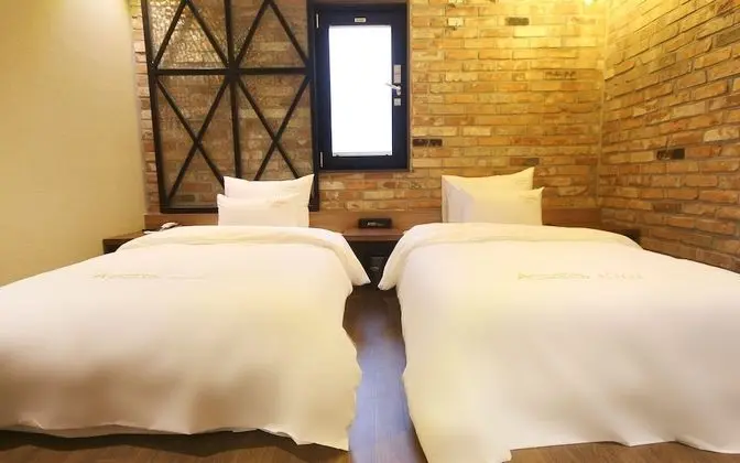 Oda (Deluxe twin (single + single free bre)