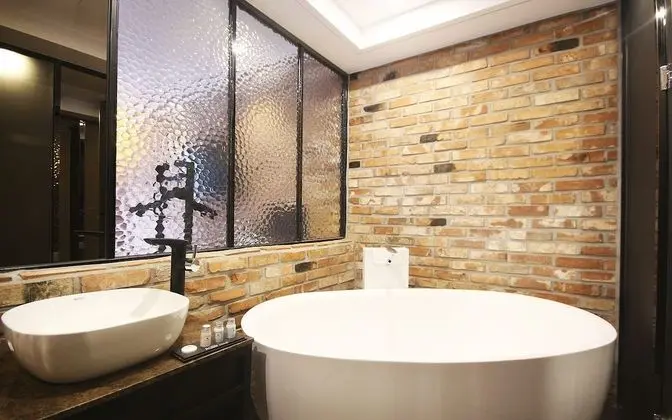 Oda (Deluxe twin (single + single free bre)