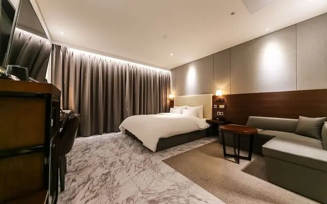 Oda (Deluxe (with styler Netflix watching )