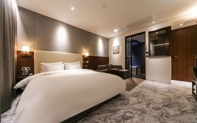 Oda (Deluxe (with styler Netflix watching )