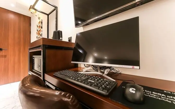 Oda (Deluxe (with styler Netflix watching )