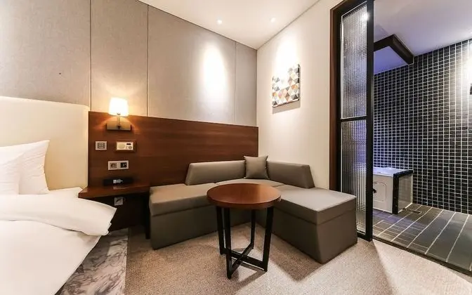 Oda (Deluxe (with styler Netflix watching )