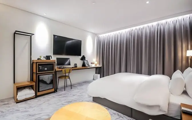 Oda (Deluxe (with styler Netflix watching )