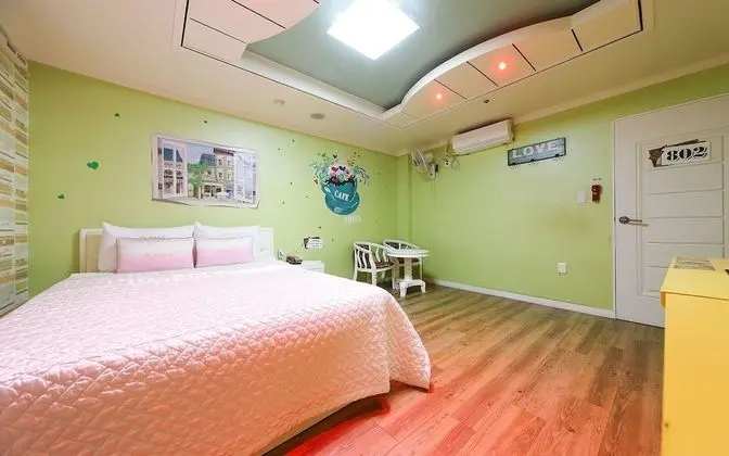 Oda (Deluxe Room - Netflix YouTube availab)