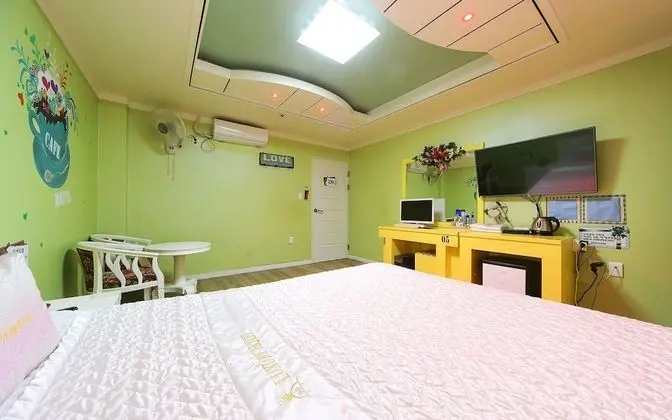 Oda (Deluxe Room - Netflix YouTube availab)