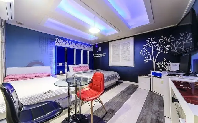 Oda (Twin-13 o'clock (Netflix available))