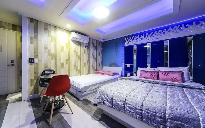 Oda (Twin-13 o'clock (Netflix available))