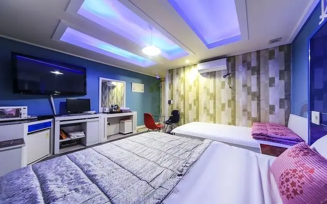 Oda (Twin-13 o'clock (Netflix available))